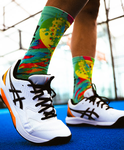 Technische Padel-Socken, psychedelisches Design in Grün und Rot, nahtlos für besseren Halt und Stopps.