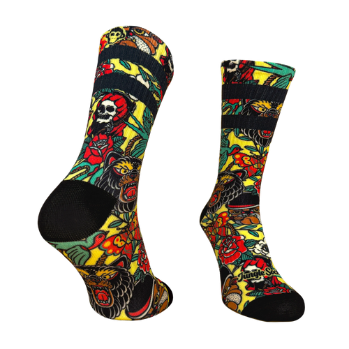Nahtlose technische Socken im urbanen Design, mit buntem Totenkopf- und Bärenmuster auf gelbem Hintergrund.