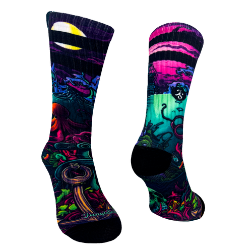 Nahtlose technische Crossfit-Socken, urbanes Kraken-Design, lebendige Farben und Neon-Details.