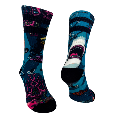 Nahtlose technische Crossfit-Socken, urbanes Haifischdesign in Blau und Rosa.