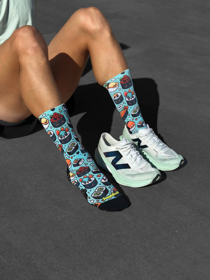 Calcetines técnicos de running con sushi en azul, negro y rojo, diseño sin costuras, perfectos para maratón.