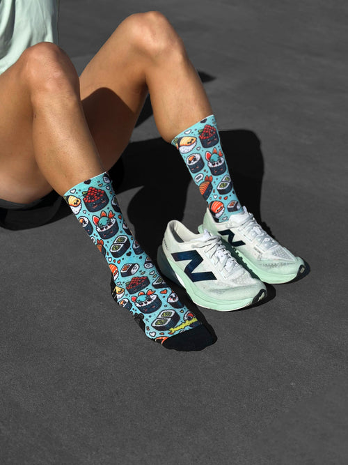 Technische Laufsocken mit Sushi in Blau, Schwarz und Rot, nahtloses Design, perfekt für den Marathon.