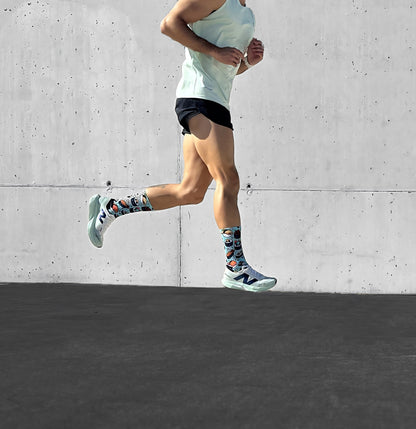 Calcetines técnicos de running con estampado de sushi y fondo blanco, ideales para maratón, diseño sin costuras.