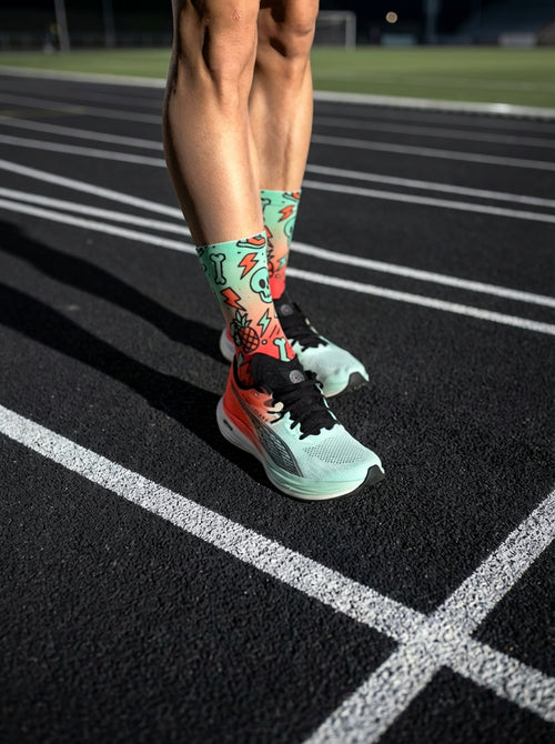 Technische Laufsocken, Neon-Kaleidoskop-Design und Totenköpfe. Ideal für Marathons, nahtlos.