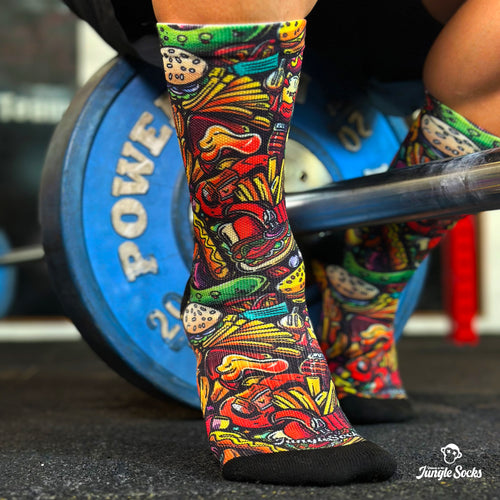 Nahtlose technische Crossfit-Socken mit buntem und lebhaftem Fast-Food-Druck.