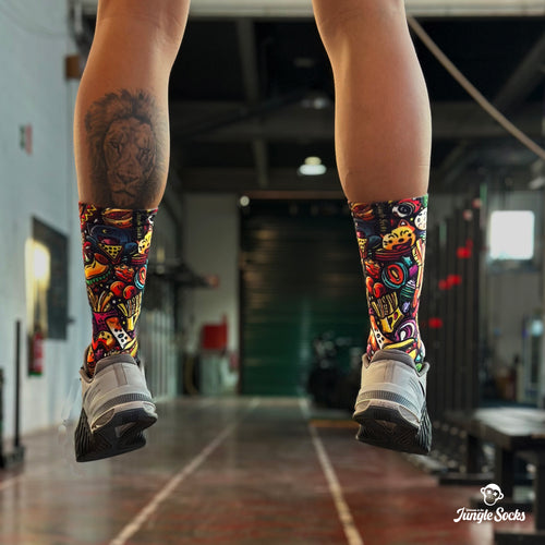 Technische Crossfit-Socken mit buntem Fast-Food-Druck, nahtlos, widerstandsfähig und schützend.