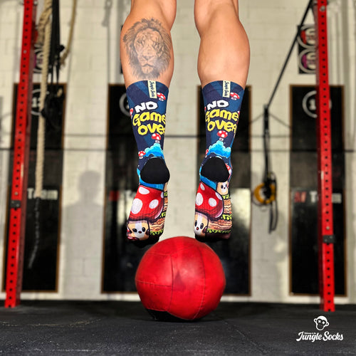 Nahtlose technische Crossfit-Socken No Game Over, Gamer-Design in dunklen und lebhaften Farben.