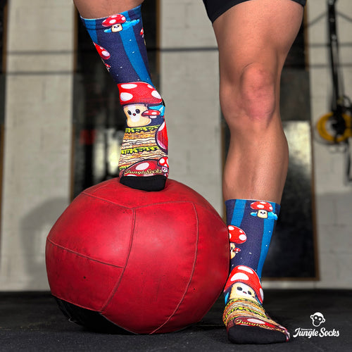 Technische Crossfit-Socken, Design mit roten und blauen Pilzen, nahtlos für Widerstand und Schutz.