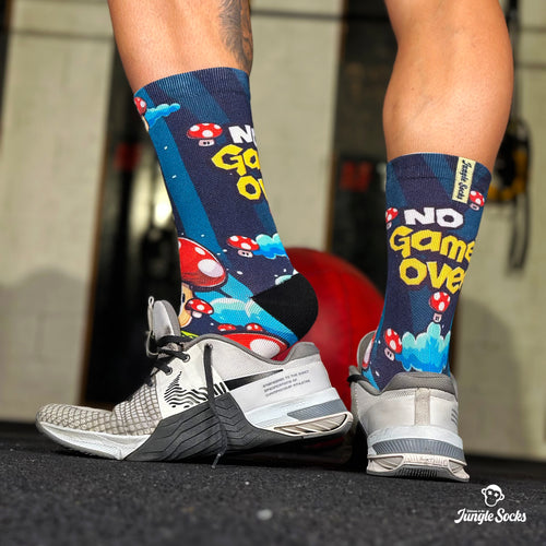 Technische Crossfit-Socken No Game Over, Pilzdesign und Buchstaben, nahtlos, lebendige Farben.