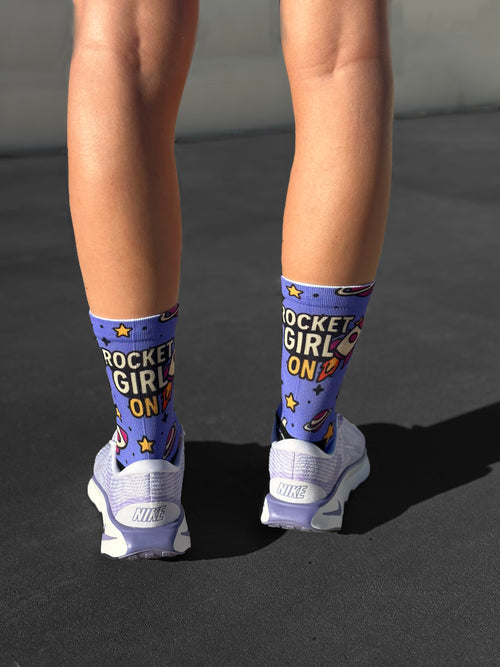 Technische Laufstrümpfe Rocket Girl, spaciges Design in Blau, technisch und nahtlos für den Marathon.